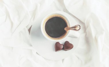 Yatakta kahve. Seçici odak.