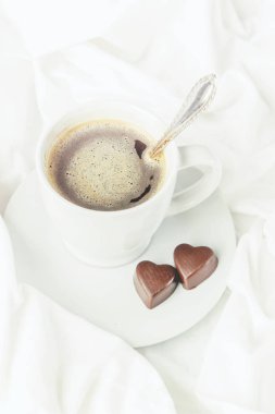 Yatakta kahve. Seçici odak.