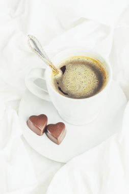 Yatakta kahve. Seçici odak.