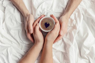 Yatakta kahve. Seçici odak.