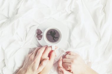 Yatakta kahve. Seçici odak.