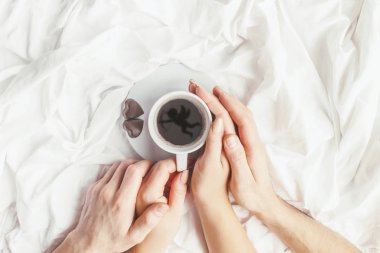 Yatakta kahve. Seçici odak.
