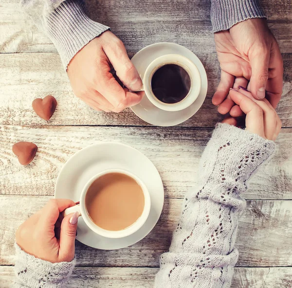 Мужчина и женщина держат чашки с кофе в руках. Селективный фокус . — стоковое фото