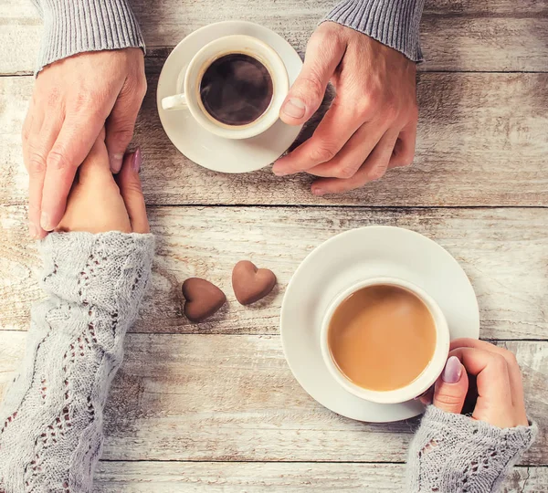 Een man en een vrouw met cups met een kopje koffie in hun handen. Selectieve aandacht. — Stockfoto