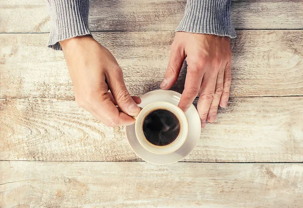 Un uomo sta bevendo caffè. Focus selettivo . — Foto Stock