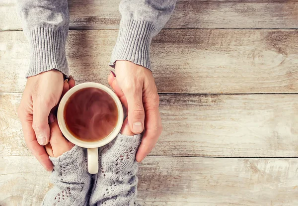 Çay elinde. Birlikte aşıklar. Seçici odak. 