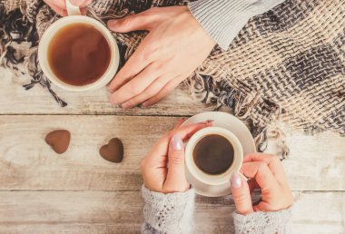 çay ve kahve elinde. Seçici odak.