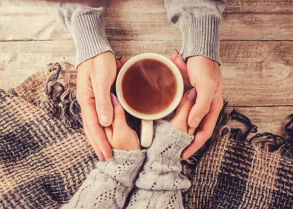 Çay elinde. Birlikte aşıklar. Seçici odak. 