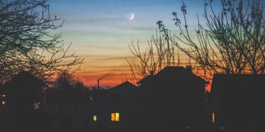 akşam evde gölge ve genç ay.