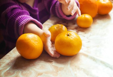 Çocuk ve mandalina. Seçici odak. 