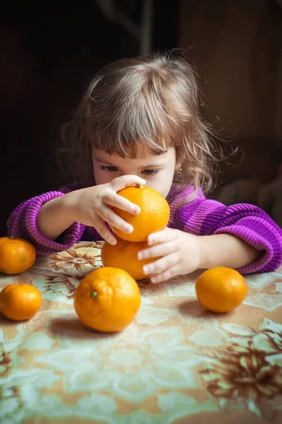 Criança e tangerina. Foco seletivo . — Fotografia de Stock