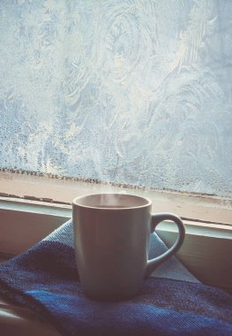 pencere pervazı çay fincan. seçici odak.  