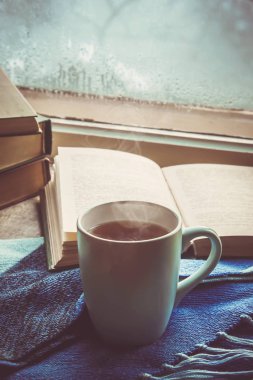 pencere pervazı çay fincan. seçici odak.  