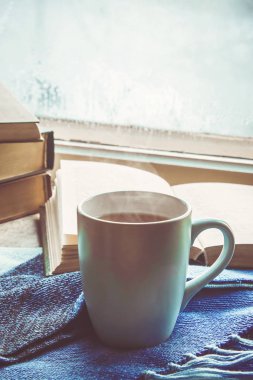 pencere pervazı çay fincan. seçici odak.  