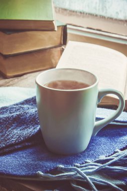 pencere pervazı çay fincan. seçici odak.  