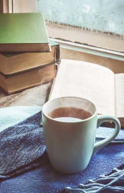 pencere pervazı çay fincan. seçici odak.  