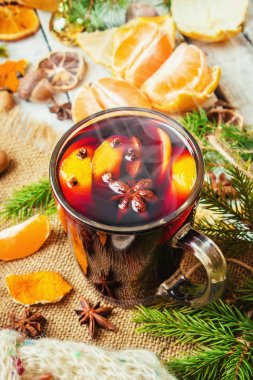 Mulled şarap. Baharatlar ile. Seçici odak.