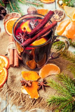 Mulled şarap. Baharatlar ile. Seçici odak.