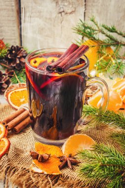 Mulled şarap. Baharatlar ile. Seçici odak.