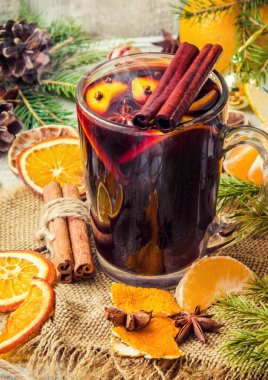 Mulled şarap. Baharatlar ile. Seçici odak.