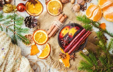 Mulled şarap. Baharatlar ile. Seçici odak.