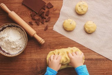 Bir çocuk kurabiye yapar. Seçici odak. 