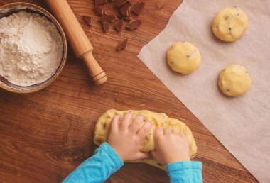 Bir çocuk kurabiye yapar. Seçici odak. 