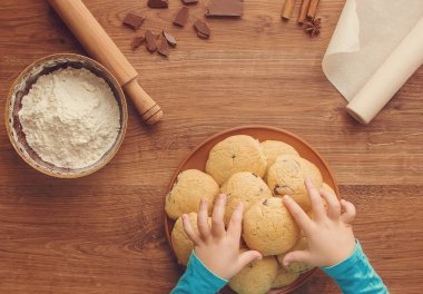 Çocuk tanımlama bilgisi alır. Seçici odak.