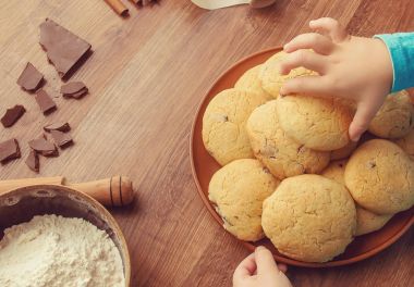 Çocuk tanımlama bilgisi alır. Seçici odak.