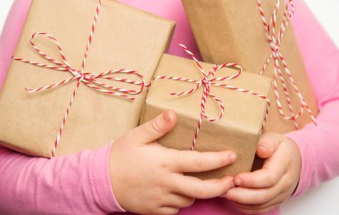 Çocuk hediyeler ile. Seçici odak. 