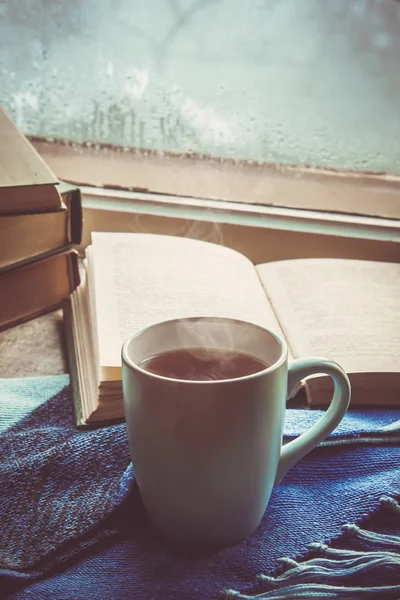 pencere pervazı çay fincan. seçici odak.  