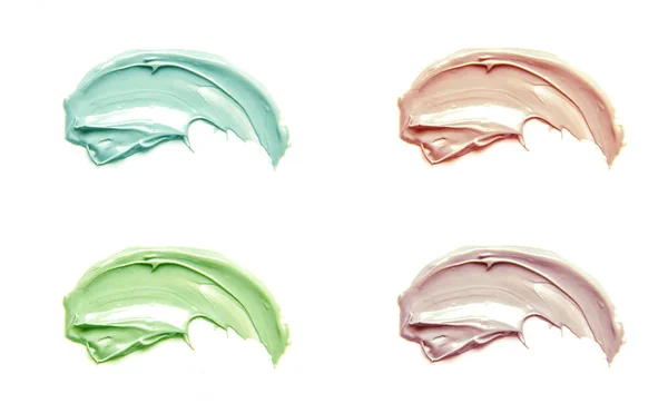 Kozmetik beyaz bir arka plan üzerinde kil maskesi. Seçici odak.