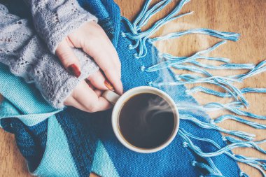 Bir fincan kahve elinde. Seçici odak.