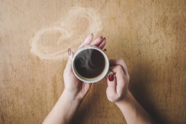 Bir fincan kahve elinde. Seçici odak.