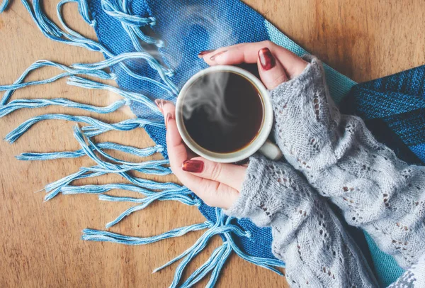 Une tasse de café dans les mains. Concentration sélective . — Photo