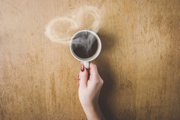 Bir fincan kahve elinde. Seçici odak. — Stok fotoğraf