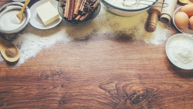 malzemeler hamur pişirme ve pişirme masaya. Seçici odak.