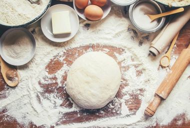 malzemeler hamur pişirme ve pişirme masaya. Seçici odak.