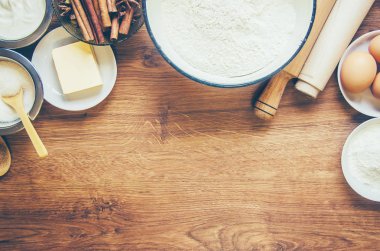 malzemeler hamur pişirme ve pişirme masaya. Seçici odak.