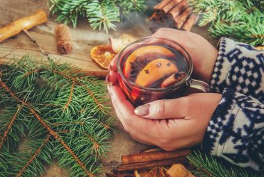 Mulled şarap. Seçici odak.