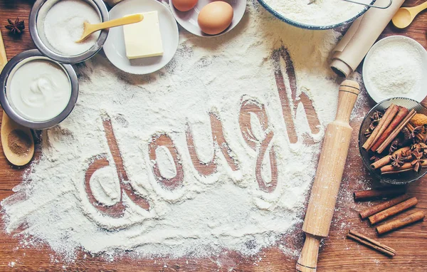 Ingredients for cooking dough and baking on the table. Selective focus. — Stock Photo, Image