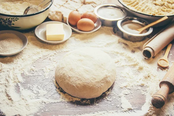 Ingredientes para cozinhar massa e assar na mesa. Foco seletivo . — Fotografia de Stock