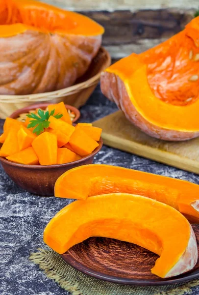 Trozos de calabaza. Enfoque selectivo . Imagen De Stock