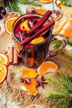 Mulled şarap. Seçici odak.