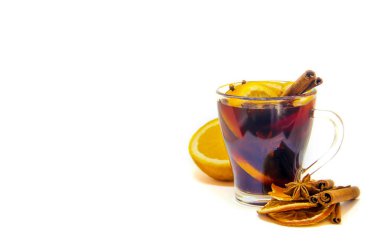 beyaz izole zemin üzerinde mulled şarap. seçici odak.