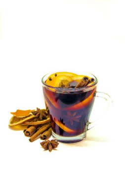 beyaz izole zemin üzerinde mulled şarap. seçici odak.