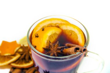 beyaz izole zemin üzerinde mulled şarap. seçici odak.