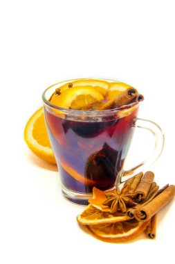 beyaz izole zemin üzerinde mulled şarap. seçici odak.