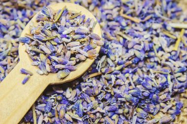 Lavanta esansiyel yağı. Seçici odak.