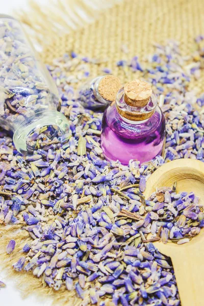 Ätherisches Öl aus Lavendel. Selektiver Fokus. — Stockfoto